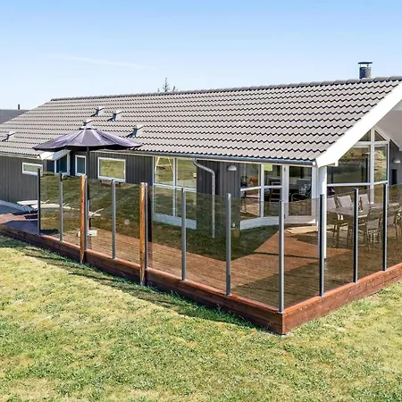 Prázdninový dům Three-bedroom In *