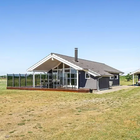 Three-bedroom In Prázdninový dům Jerup